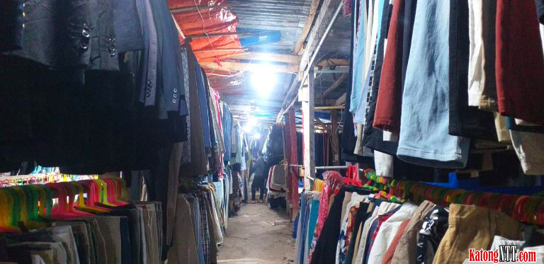 Lapak Pakaian Bekas di Pasar Naikoten, Kota Kupang, NTT. (Fa)