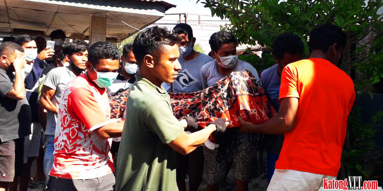 Jenazah-Camat-kota-Waingapu-Sumba-Dionisius-Ranja-Muda-yang-bunuh-diri-dibawa-pulang-untuk-disemayamkan-Selasa-20-Juli-2021 (Al)
