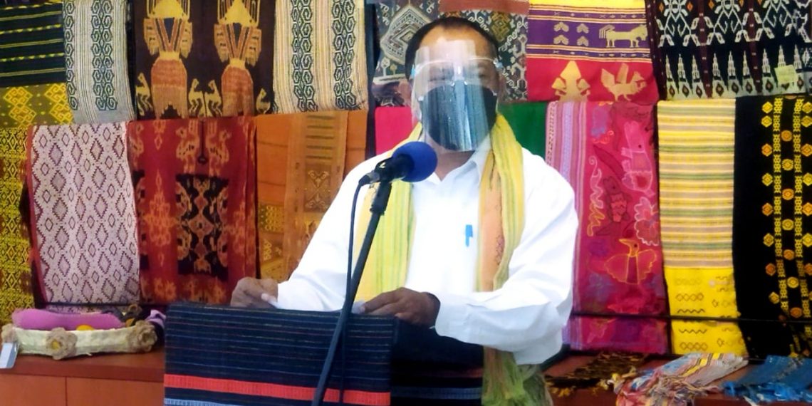 Juru-Bicara-Satgas-Covid-19-Marius-Jelamu-di-Kantor-Gubernur-NTT-Selasa-27-Juli-2021-menjelaskan-tentang-penyekatan-Kota-Kupang-Sumba-Timur-dan-Sikka-sehubungan-pemberlakuan-PPKM-Level-4 (Ra-KatongNTT.com)