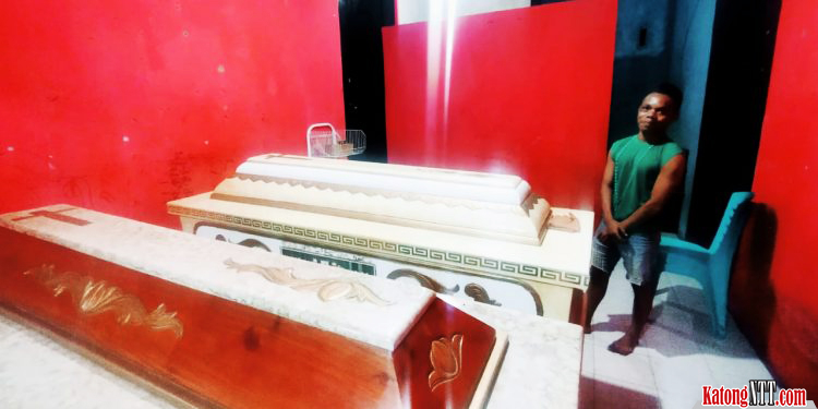 Melki-Banab-penjual-peti-mati-di-Kota-Kupang-NTT. (Ra)