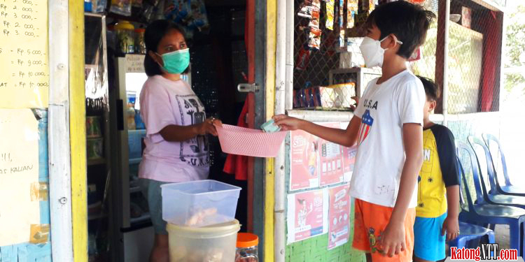 Pebisnis-UKM-Nelci-Anggriani-Manu-melayani-pembeli-dengan-mematuhi-protokol-kesehatan-pada-Senin-19-Juli-2021. (Al)