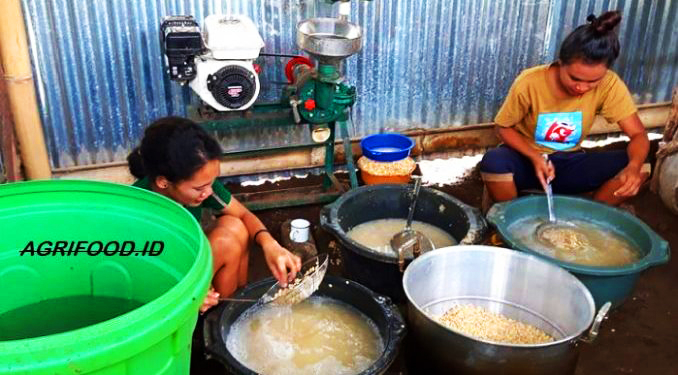 Pekerja-membuat-tempe-dan-tahu-di-Kabupaten-Manggarai-NTT (Dok. Agrefood)