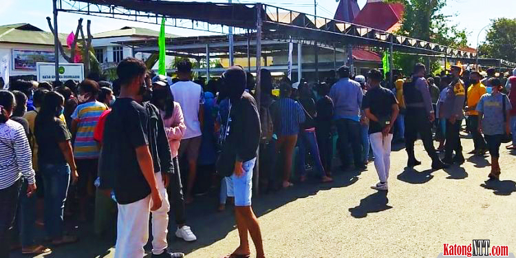 Ratusan-warga-kota-Kupang-mendatangi-Kantor-Kejaksaan-Tinggi-NTT-untuk-mendapatkan-vaksin-pada-Sabtu-10-Juli-2021. (RA)