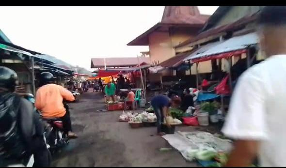 Suasana-pasar-Mbongawani-di-Ende-