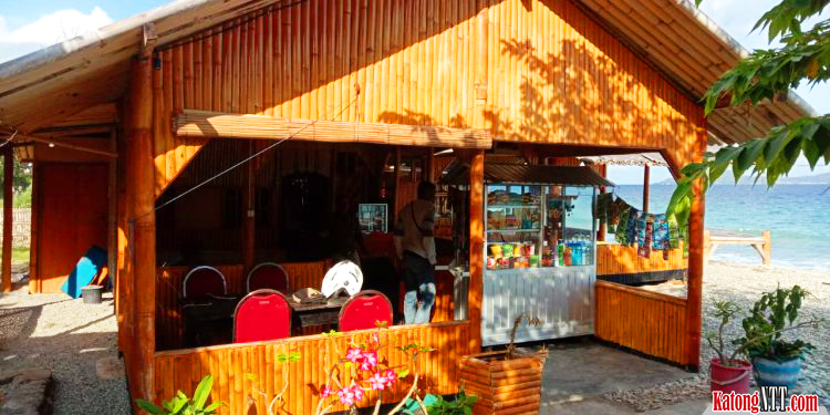 Suasana-sepi-di-warung-Cave-Batu-Biru-di-Nangapanda-Kabupaten-Ende-NTT-15-Juli-2021. (Torres)