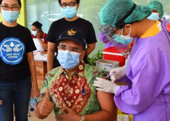 Wali Kota Kupang Jefri Riwu Kore saat divaksin di RS SK-Lerik. (Fa)