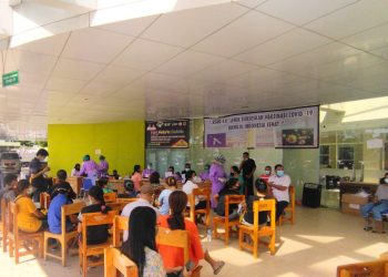 Warga-mengantri-untuk-vaksin-di-Puskesmas-Kelapa-Lima-Kota-Kupang-22-Juli-2021