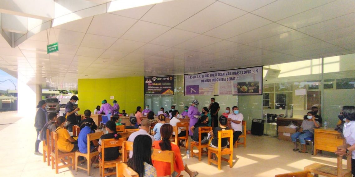 Warga-mengantri-untuk-vaksin-di-Puskesmas-Kelapa-Lima-Kota-Kupang-22-Juli-2021