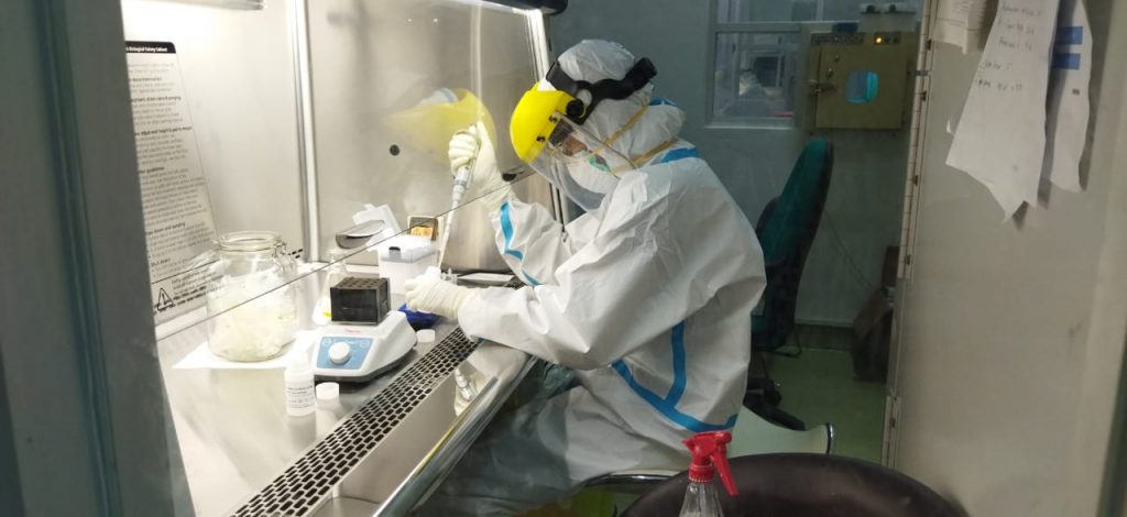 Ilustrasi Petugas memeriksa sampel tes rapid sehubungan pandemi Covid-19 di Kota Kupang, NTT. (KatongNTT.com)
