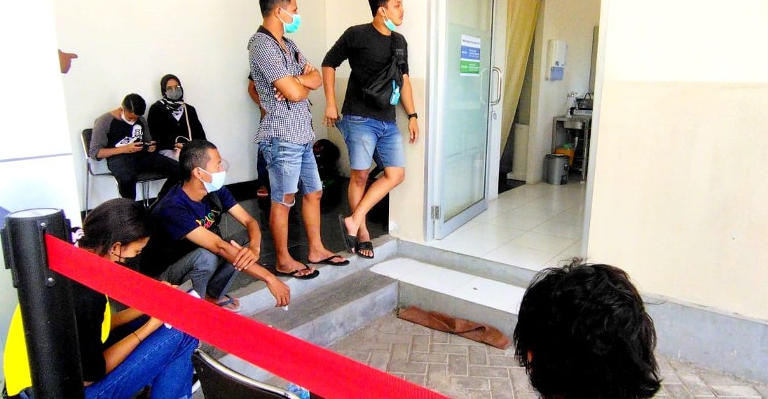 Warga-menunggu-tes-PCR-di-RS-Siloam-di-Kota-Kupang-NTT (Ra-KatongNTT.com)