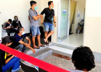 Warga-menunggu-tes-PCR-di-RS-Siloam-di-Kota-Kupang-NTT (Ra-KatongNTT.com)