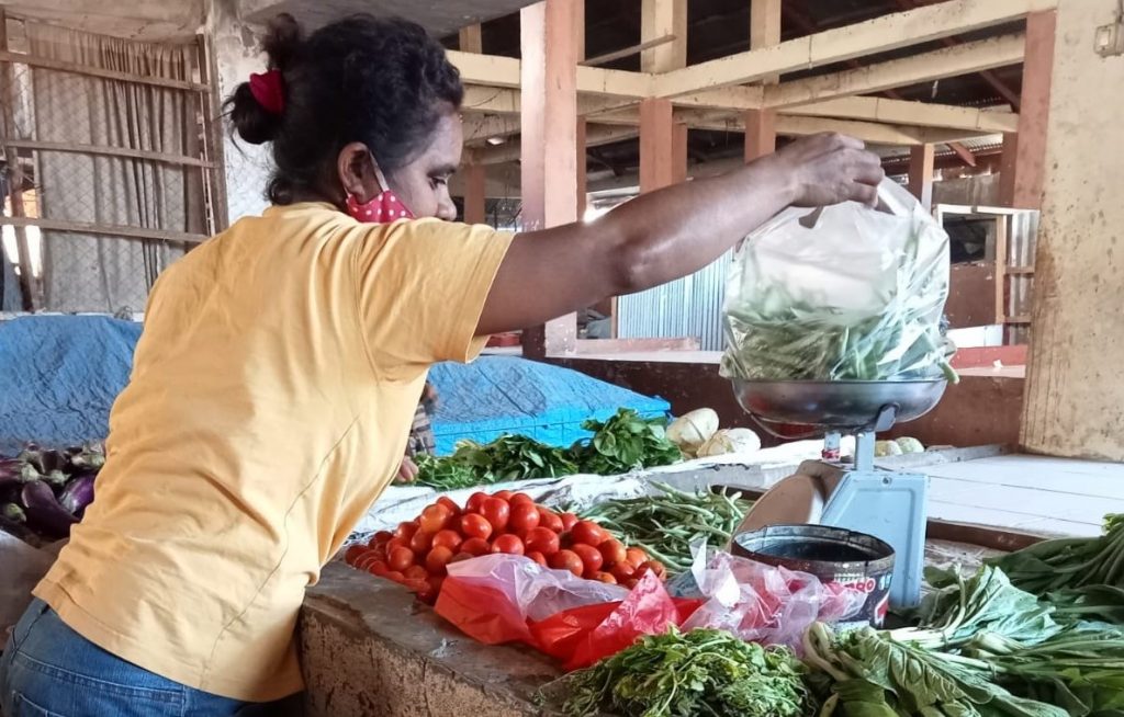-Ros-Tefa-Penjual-sayur-di-Pasar-Oebobo-Kota-Kupang-melayani-pelanggannya (Joe-KatongNTT.com)