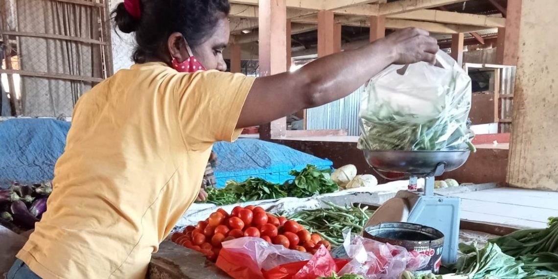 -Ros-Tefa-Penjual-sayur-di-Pasar-Oebobo-Kota-Kupang-melayani-pelanggannya (Joe-KatongNTT.com)