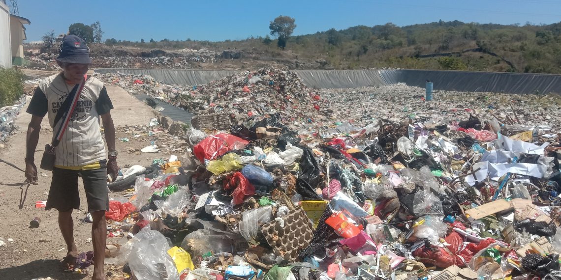 -Yermias-Pai-Jadi-Pemulung-21-Tahun-di-TPA-Soe-Kabupaten-TTS (Gi-Katongntt.com)