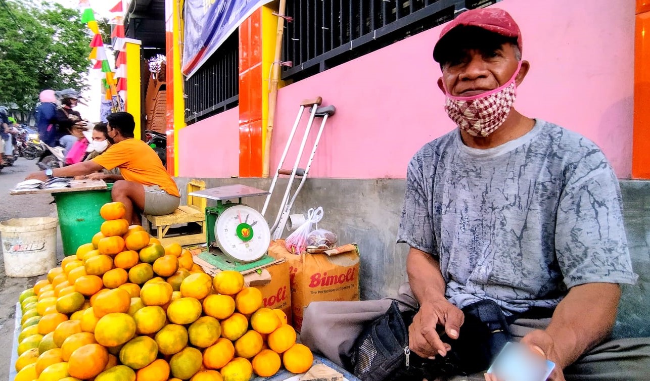 Eliasar-Seo-Penyandang-Disabilitas-berjualan-buah-di-Pasar-Inpres-Naikoten-I-Kota-Kupang, NTT (Ra-KatongNTT.com)