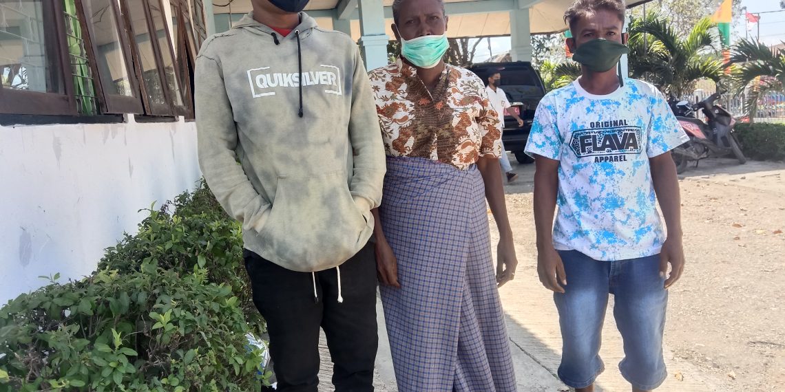 Anthoneta-tengah-dan-Melianus-Saefatu-Kiri-warga-Dusun-2-Oebimanis-Desa-Kokoi-Kecamatan-Amanatun-Selatan-Kabupaten-TTS-NTT-ke-Kantor-Dinas-Dukcapil-mengurus-NIK-KTP-dan-KK-Senin-30-Agustus-2021. (Gi-KatongNTT.com)