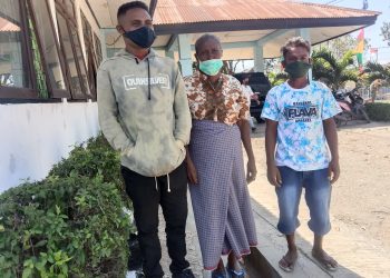 Anthoneta-tengah-dan-Melianus-Saefatu-Kiri-warga-Dusun-2-Oebimanis-Desa-Kokoi-Kecamatan-Amanatun-Selatan-Kabupaten-TTS-NTT-ke-Kantor-Dinas-Dukcapil-mengurus-NIK-KTP-dan-KK-Senin-30-Agustus-2021. (Gi-KatongNTT.com)