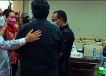 Elcid-Li-dari-Forum-Academia-NTT-tampak-pungung-dan-Rektor-Unanda-Fredrik-Benu-kanan-disambut-pimpinan-Komisi-V-DPR-Provinsi-NTT-usai-keduanya-berdamai-Jumat-27-Agustus-2021. (Joe-KatongNtt.com)