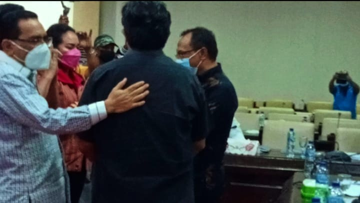 Elcid-Li-dari-Forum-Academia-NTT-tampak-pungung-dan-Rektor-Unanda-Fredrik-Benu-kanan-disambut-pimpinan-Komisi-V-DPR-Provinsi-NTT-usai-keduanya-berdamai-Jumat-27-Agustus-2021. (Joe-KatongNtt.com)