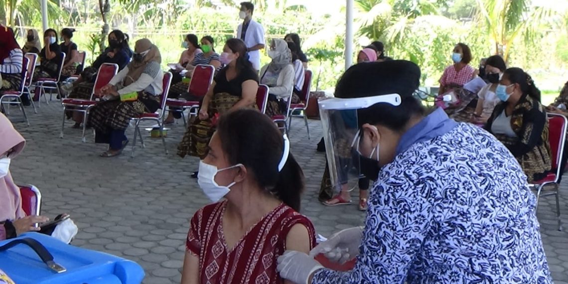 Ibu-hamil-di-Kota-Kupang-NTT-mendapat-vaksin-Covid-19-di-Kantor-PKK-Kamis-19-Agustus-2021.-Joe-KatongNTT.com