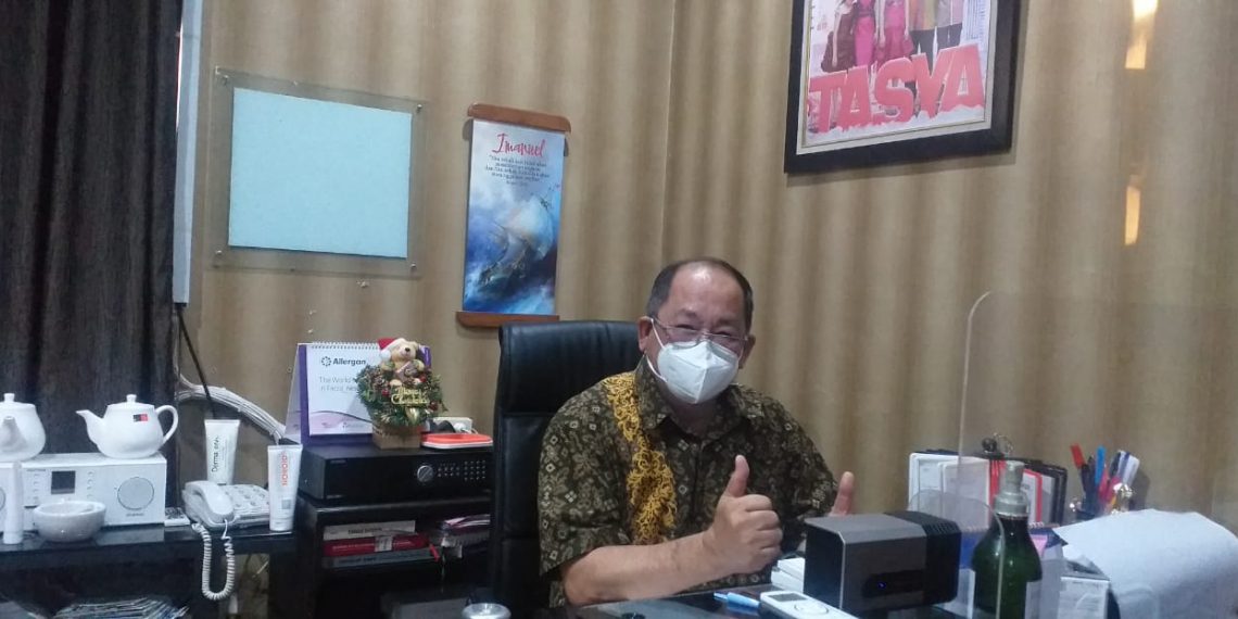 Pemilik-Narisha-Beauty-Clinic-dr-Frans-C-Homalessy-saat-diwawancai-tentang-klinik-melayani-tes-antigen-pada-Sabtu-7-Agustus-2021 (Fa-KatongNTT.com)