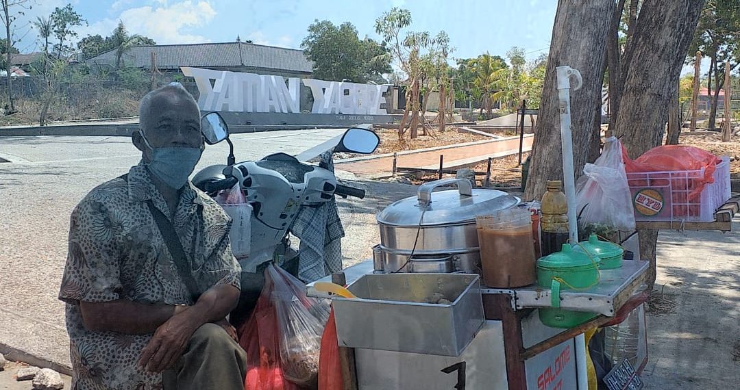 Penjual pentolan keliling, Marjuki sedang menunggu pembeli di Taman Tagape, Kecamatan Kelapa Lima, Kota Kupang, Jumat, 13 Agustus 2021. (Fa-KatongNTT)