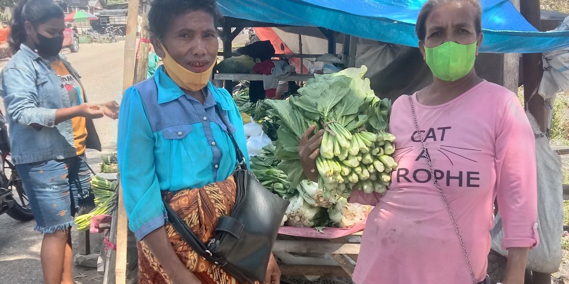 Penjual-sayur-berjualan-di-badan-jalan-setelah-Pasar-Inpres-Niki-Niki-ditutup-untuk-menekan-pandemi-Covid-19-di-Kabupaten-TTS-NTT.-Gi-KatongNTT.com