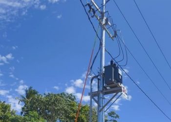 Petugas-PLN-Sedang-memasang-gardu-listrik-di-NTT