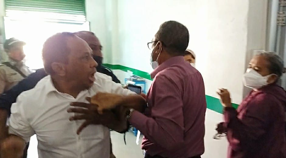 Rektor-Universitas-Nusa-Cendana-Fredrik-Bena-nyaris-baku-hantam-dengan-anggota-Forum-Academia-NTT-Elcid-Li-saat-membahas-Laboratorium-Biokesmas-Selasa-24-Agustus-2021. (Ra-KatongNTT.