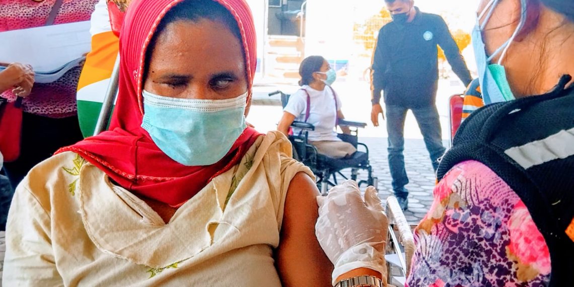 Seorang-difabel-mendapat-vaksin-pada-Sabtu-28-Agustus-2021-di-Kota-Kupang-NTT.(Ra-KatongNTT.com)