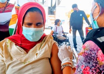 Seorang-difabel-mendapat-vaksin-pada-Sabtu-28-Agustus-2021-di-Kota-Kupang-NTT.(Ra-KatongNTT.com)