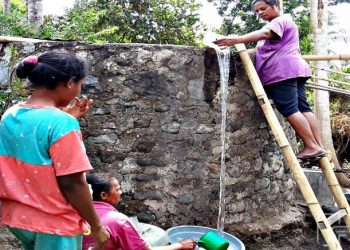 Seorang-warga-di-Kecamatan-HewokloangKabupaten-Sikka-NTT-mengambil-air-dari-bak-tampung-air-tadah-hujan-Senin-.-24-Agustus-2021-siang. (Sun-Katongntt.com)