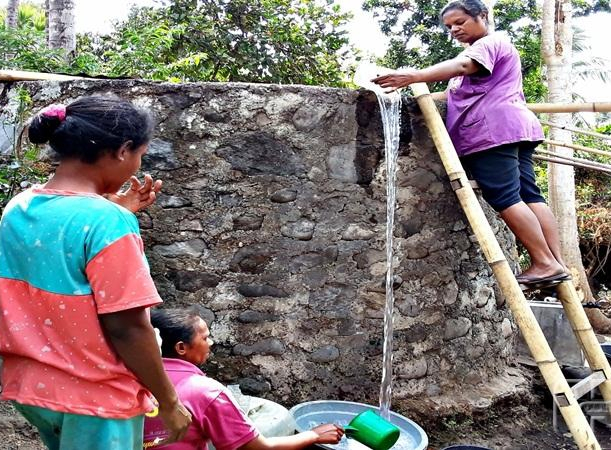 Seorang-warga-di-Kecamatan-HewokloangKabupaten-Sikka-NTT-mengambil-air-dari-bak-tampung-air-tadah-hujan-Senin-.-24-Agustus-2021-siang. (Sun-Katongntt.com)