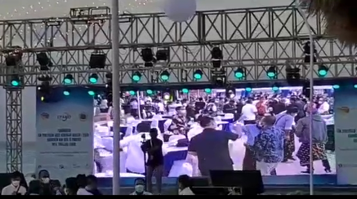 Suasana-berjoged-di-acara-Pengukuhan-Tim-Percepatan-Akses-Keuangan-Daerah-di-Desa-Otan-Pulau-Semau-Kabupaten-Kupang-Jumat-27-Agustus-2021.-foto-tangkapan-layar-video-yang-beredar