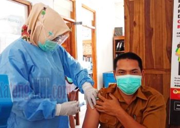Tenaga-kesehatan-Puskesmas-Nanga-Terang-Manggarai-Barat-mendapat-pelayanan-vaksin-Covid-19-Ketiga.