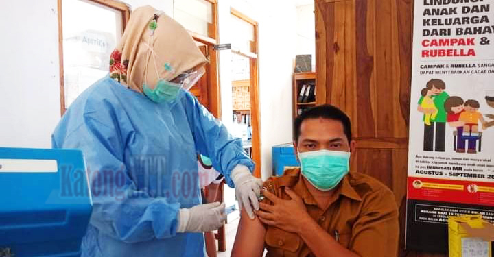 Tenaga-kesehatan-Puskesmas-Nanga-Terang-Manggarai-Barat-mendapat-pelayanan-vaksin-Covid-19-Ketiga.
