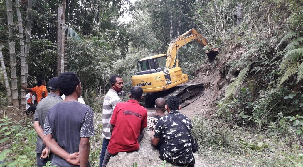 Warga-Dusun-Todang-Desa-Hokor-Kecamatan-Bola-Kabupaten-Sikka-NTT-menyaksikan-proses-pembukaan-jalan-Kamis-26-Agustus-2021. (Sun-KatongNTT)