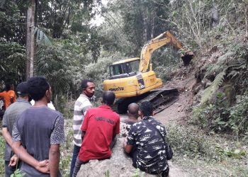 Warga-Dusun-Todang-Desa-Hokor-Kecamatan-Bola-Kabupaten-Sikka-NTT-menyaksikan-proses-pembukaan-jalan-Kamis-26-Agustus-2021. (Sun-KatongNTT)
