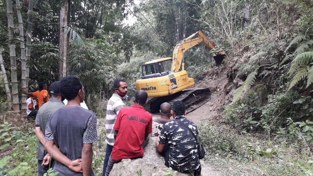 Warga-Dusun-Todang-Desa-Hokor-Kecamatan-Bola-Kabupaten-Sikka-NTT-menyaksikan-proses-pembukaan-jalan-Kamis-26-Agustus-2021. (Sun-KatongNTT)