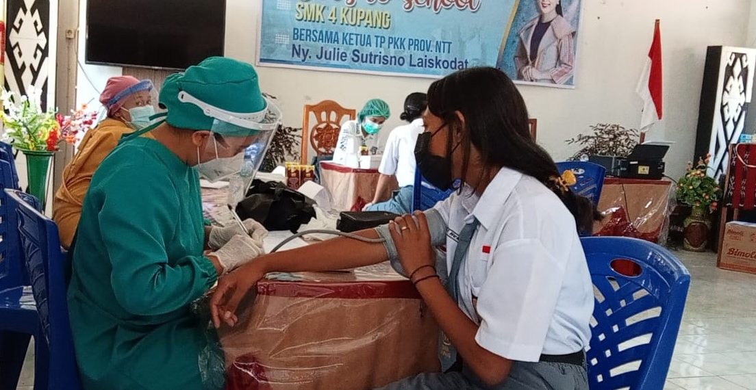 Pelajar-SMKN-4-Kota-Kupang-mendapat-vaksin-dalam-acara-Vaccination-Goes-to-School (Joe-Katongntt.com)