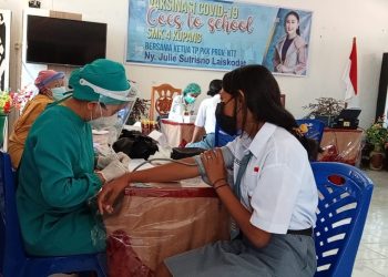 Pelajar-SMKN-4-Kota-Kupang-mendapat-vaksin-dalam-acara-Vaccination-Goes-to-School (Joe-Katongntt.com)