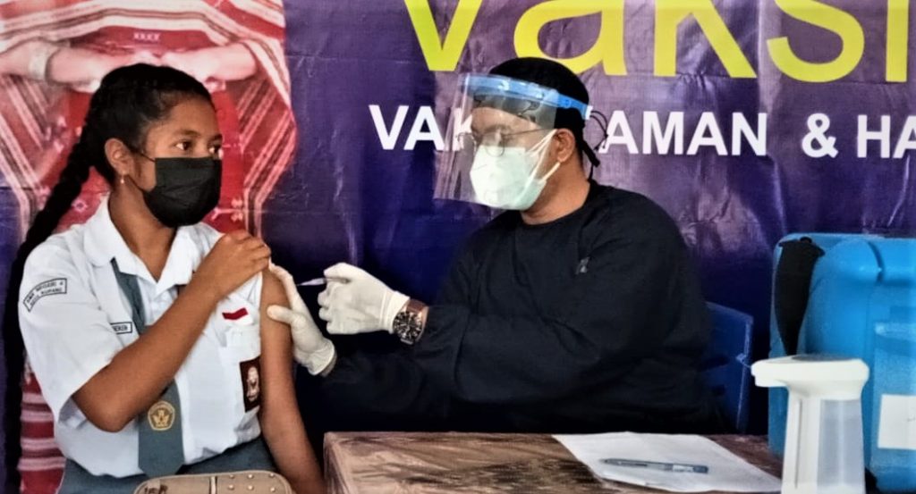 Pelajar-SMKN-4-Kota-Kupang-mendapat-vaksin-dalam-acara-Vaksinasi-Covid-19-Goes-to-School (Joe-KatongNTT.com)