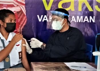 Pelajar-SMKN-4-Kota-Kupang-mendapat-vaksin-dalam-acara-Vaksinasi-Covid-19-Goes-to-School (Joe-KatongNTT.com)