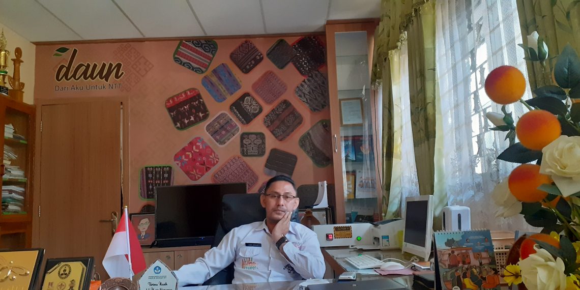 Semi Ndolu, Kepala SMKN 4 Kota Kupang, NTT. (Rita Hasugian-KatongNTT.com)