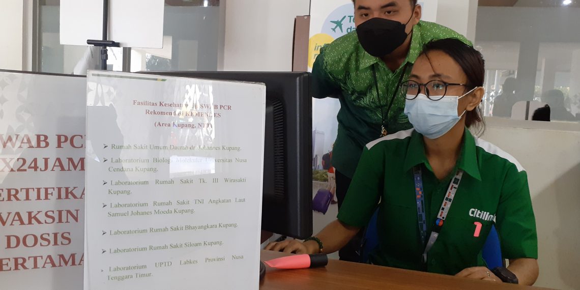 Pengumuman tentang rekomendasi fasilitas untuk tes PCR di ruang customer service Citilink di Bandara El Tari, Kota Kupang, NTT, Sabtu ,11 September 2012. (KatongNTT.com)