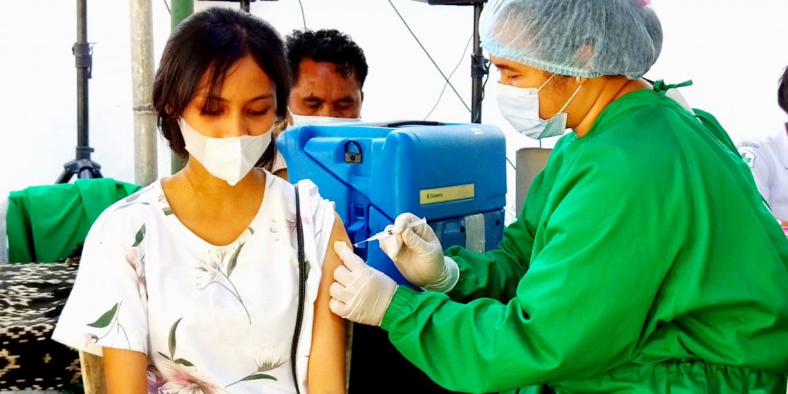 Warga-mendapatkan-vaksin-di-Gereja-Maranatha-OebufuKota-Kupang-Selasa-7-September-2021 (Ra-KatongNTT.com)