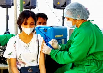 Warga-mendapatkan-vaksin-di-Gereja-Maranatha-OebufuKota-Kupang-Selasa-7-September-2021 (Ra-KatongNTT.com)