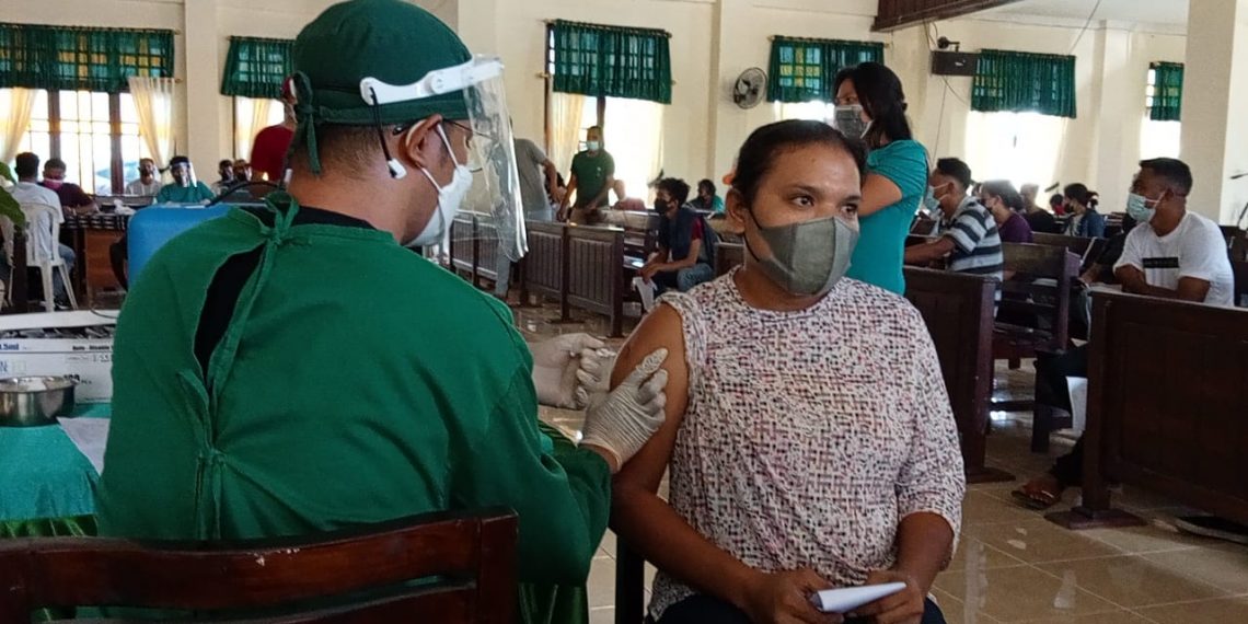 Petugas kesehatan melakukann vaksinasi kepada warga NTT. (KatongNTT.com)