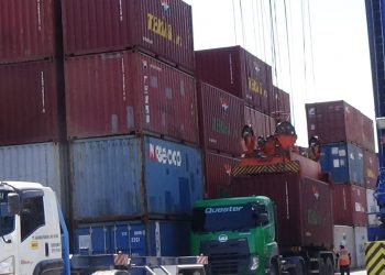 Aktivitas-pekerja-di-Pelabuhan-Tenau-di-Kupang-Provinsi-NTT-pada 21-September-2021.-Joe-KatongNTT.com