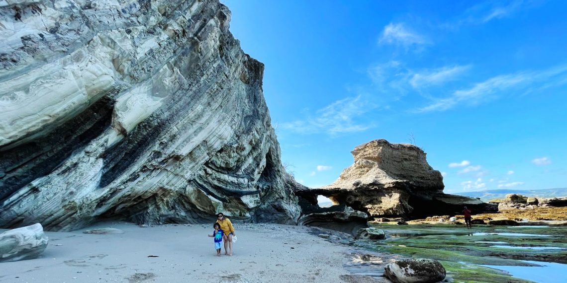 Pesona Pantai Watuparunu berlatar "Pintu Gerbang" di Sumba Timur pada September 2021. (Al-KatongNTT.com)